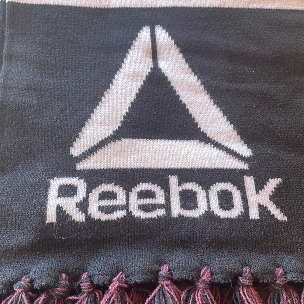 NEW WITH TAGS - Reebok Scarf - Picture 3 of 3